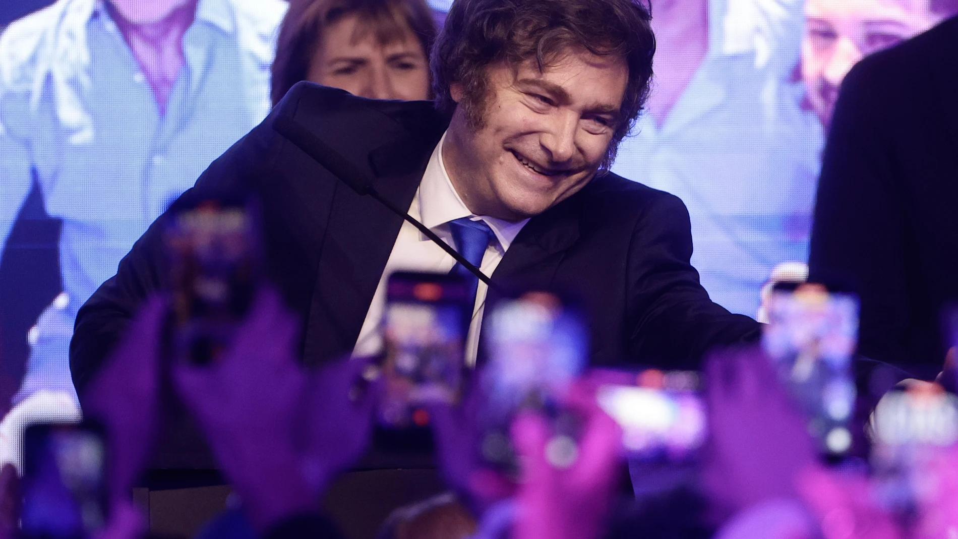 AME2283. BUENOS AIRES (ARGENTINA), 26/10/2025.- El presidente de Argentina, Javier Milei, celebra tras conocer los resultados de las elecciones legislativas este domingo, en Buenos Aires (Argentina). La Libertad Avanza (LLA), el partido del presidente de Milei, ganó las elecciones legislativas con el 39 % de los votos, mientras que la peronista Fuerza Patria y sus aliados obtuvieron el 29,4 %, según datos oficiales. EFE/ Juan Ignacio Roncoroni