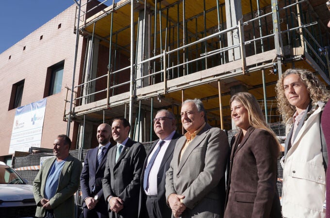 Alejandro Vázquez junto a Conrado Íscar y Raquel Alonso, visitando las obras de ampliación del centro de Salud de Laguna de Duero