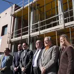 Alejandro Vázquez junto a Conrado Íscar y Raquel Alonso, visitando las obras de ampliación del centro de Salud de Laguna de Duero