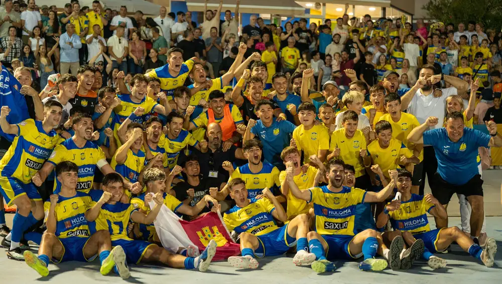 Equipo y afición celebrando el pase a la Copa del Rey