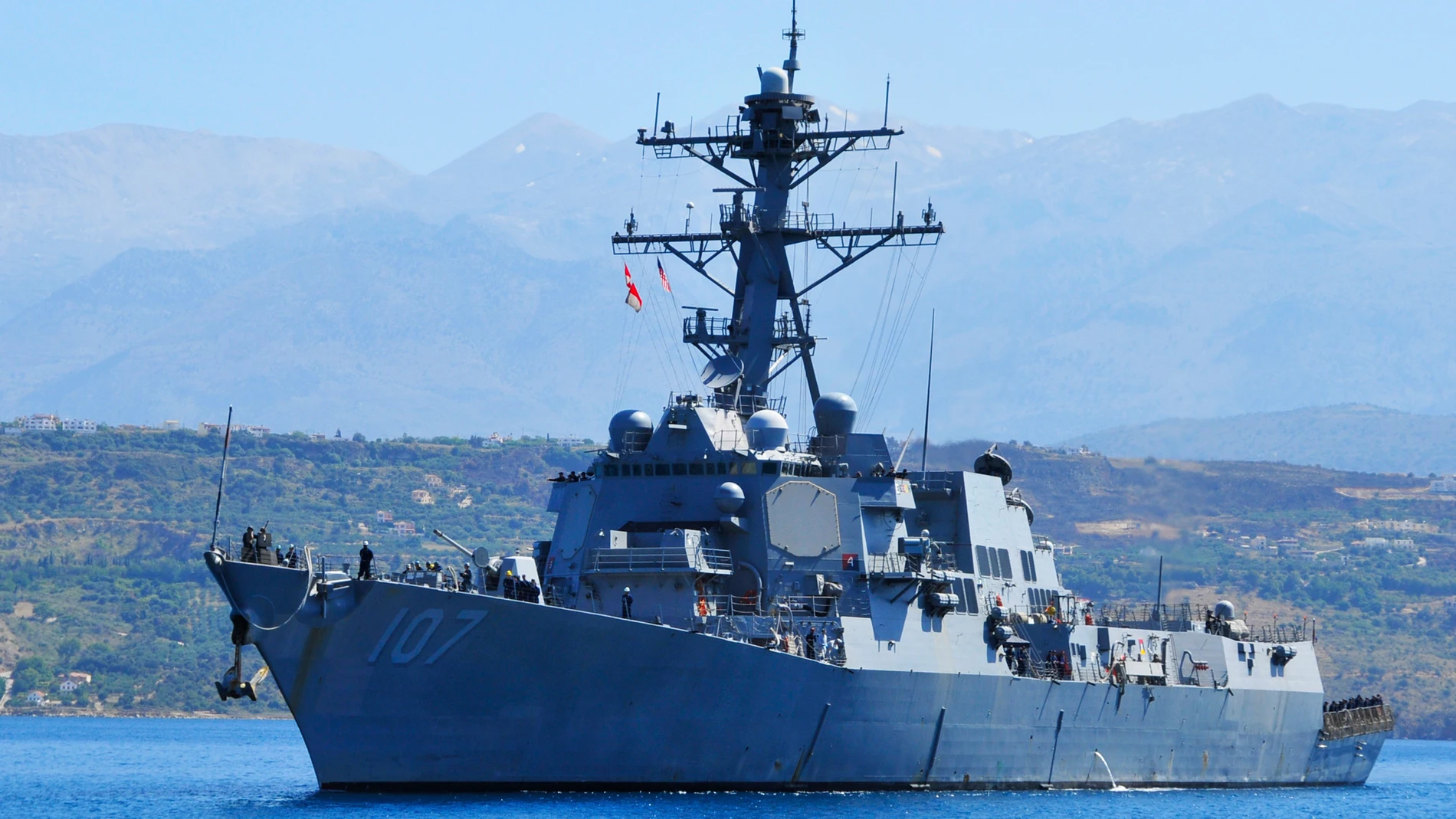 Navío fondeado en el mar