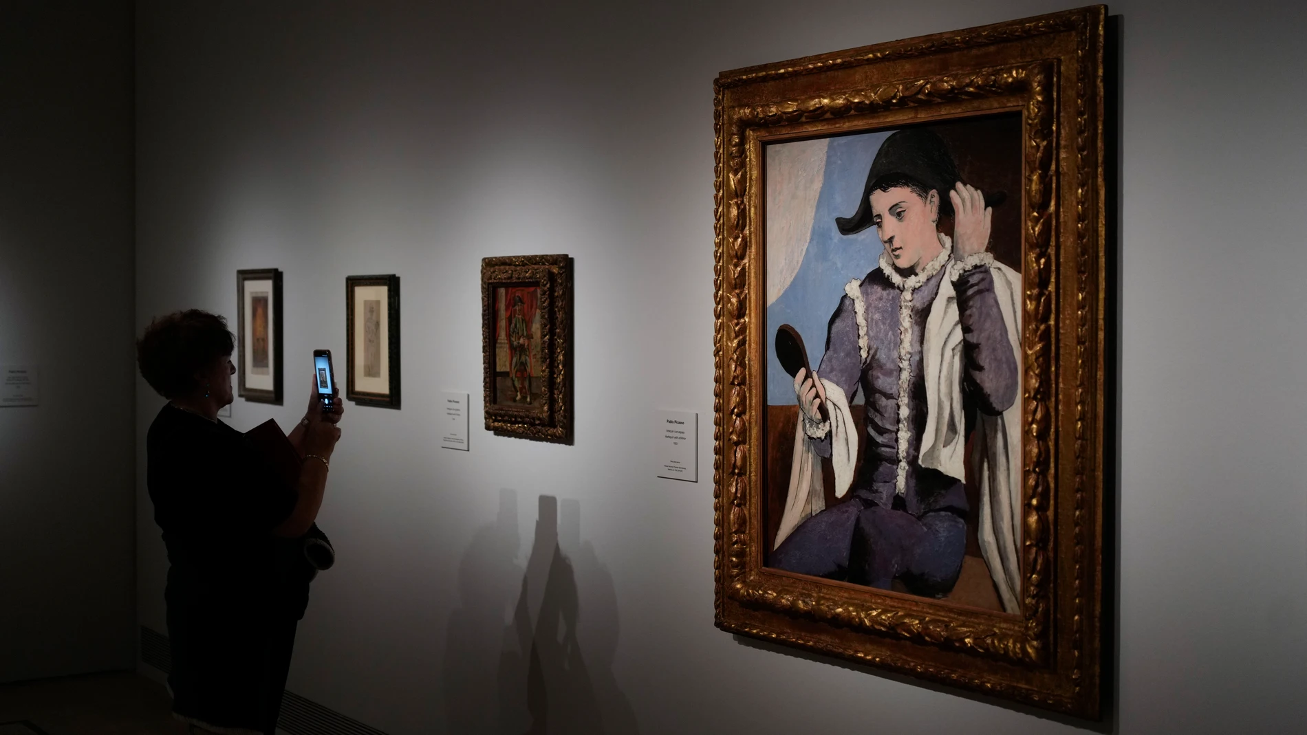 FOTODELDÍA MADRID, 27/10/2025.- Arlequín con Espejo (1923) en la presentación 'Picasso y Klee en la colección de Heinz Berggruen', una exposición temporal realizada por el Museo Thyssen junto al Museum Berggruen Neue Nationalgalerie de Berlín, este lunes en el museo nacional Thyssen Bornemisza en Madrid. La muestra, que revela la conexión artística entre dos genios del arte moderno, se podrá visitar del 28 de octubre de 2025 al 1 de febrero de 2026. EFE/Borja Sánchez-Trillo