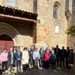 Autoridades y vecinos del pueblo frente a la iglesia burgalesa