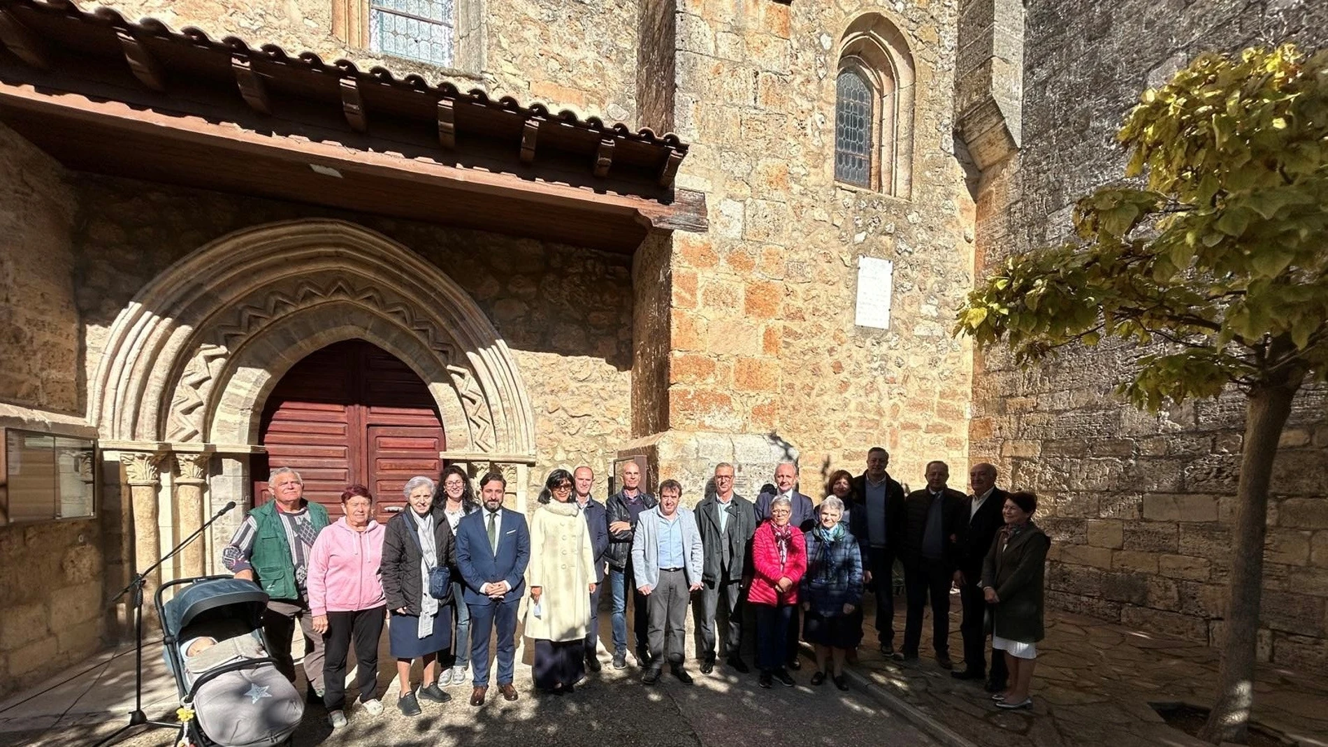 Autoridades y vecinos del pueblo frente a la iglesia burgalesa