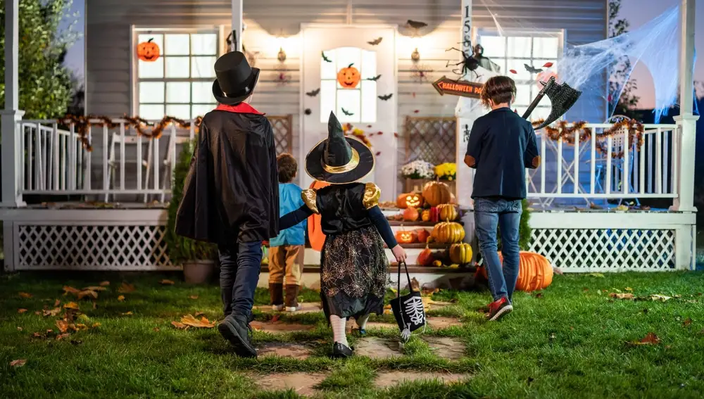 Un grupo de niños acude a una casa a pedir caramelos en Halloween.