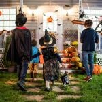 Un grupo de niños acude a una casa a pedir caramelos en Halloween. 