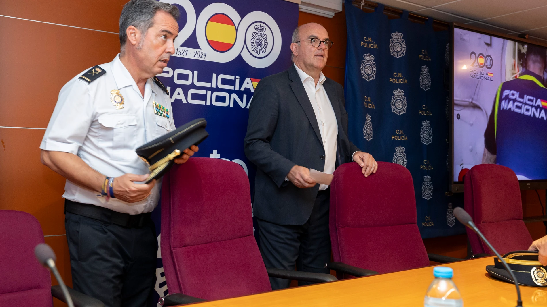 GRAFCAN5991. LAS PALMAS DE GRAN CANARIA (ESPAÑA), 27/10/2025.- El delegado del Gobierno en Canarias, Anselmo Pestana (d), y el jefe superior de Policía en las islas, Jesús María Gómez (i), han informado este lunes sobre los detalles de la operación que ha permitido interceptar en el Atlántico un alijo de 4.000 kilos de cocaína en un buque mercante que se dirigía desde Panamá hacia Vigo, el mayor en lo que va de año en España. EFE/Quique Curbelo