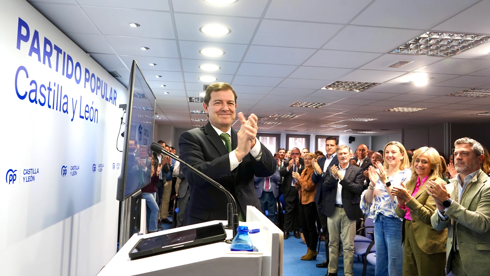 Mañueco recibe el aplauso de los suyos tras clausurar la Junta Directiva del PP de Castilla y León