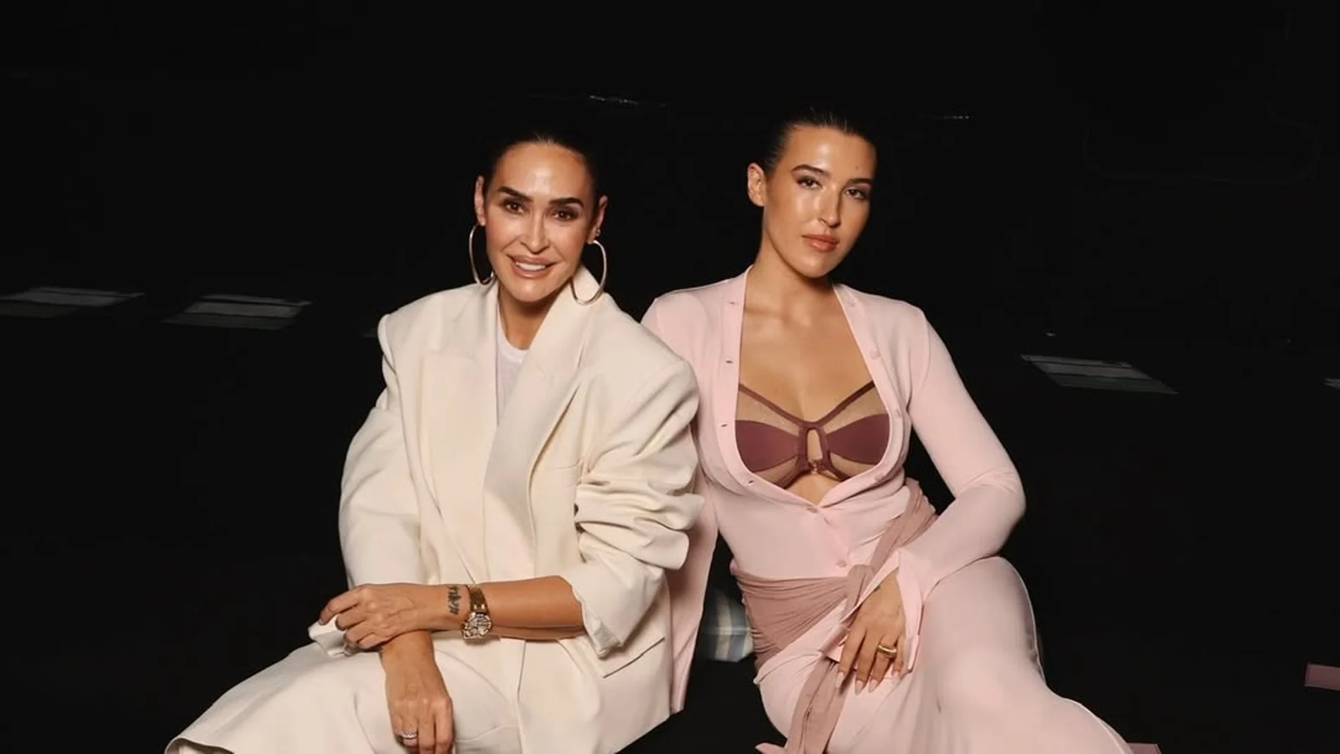 Vicky Martín Berrocal y Alba Díaz.