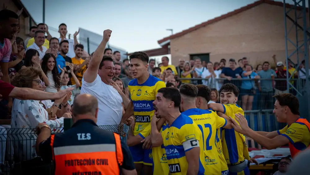 Antonio Moreno y sus compañeros tras el 2-0 a Campanario que sellaba su clasificación a la Copa del Rey