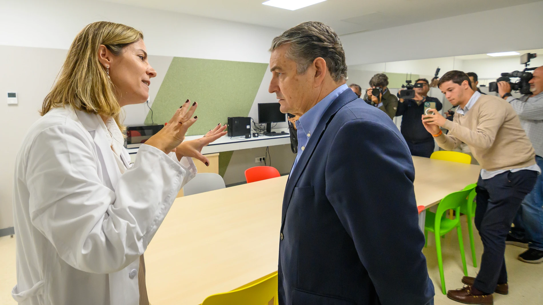GRAFAND1364. SEVILLA, 27/10/2025.- El consejero de Sanidad, Presidencia y Emergencias, Antonio Sanz, durante la inauguración del nuevo hospital de día intensivo de Trastornos de la Conducta Alimentaria de la provincia de Sevilla en el Hospital Doctor Muñoz Cariñanos.EFE/ Raúl Caro.