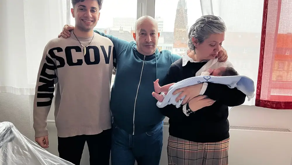 José Mateos Mariscal junto a su familia