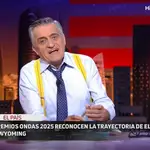 El Gran Wyoming durante su discurso de agradecimiento al ser galadornado con el Premio Ondas al mejor comunicador en 2025