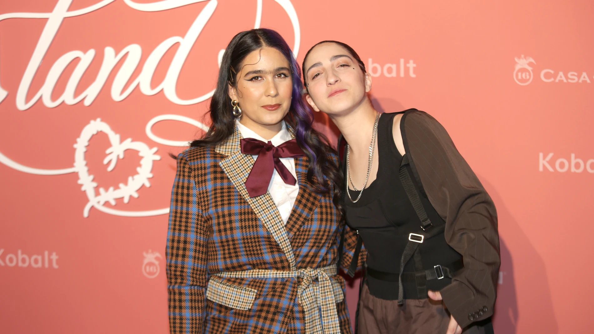 USA5876. BOGOTÁ (COLOMBIA), 29/10/2025.- Fotografía de archivo del 22 de febrero de 2025 de la cantante Emily Estefan (d) y su pareja Gemeny Hernández (i) posando en la alfombra de la gala benéfica de la Fundación Con Cora en Miami (Estados Unidos). Las autoridades de Florida arrestaron a la artista cubano-estadounidense Hernández por un presunto caso de violencia doméstica contra su pareja Estefan, hija de Gloria y Emilio Estefan, según documentos judiciales a los que EFE accedió este miérco...