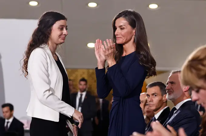 La Reina Letizia elige un sobrio vestido azul marino de marca valenciana afectada por la dana en el homenaje a las víctimas La Reina Letizia elige un sobrio vestido azul marino de marca valenciana afectada por la dana en el homenaje a las víctimas
