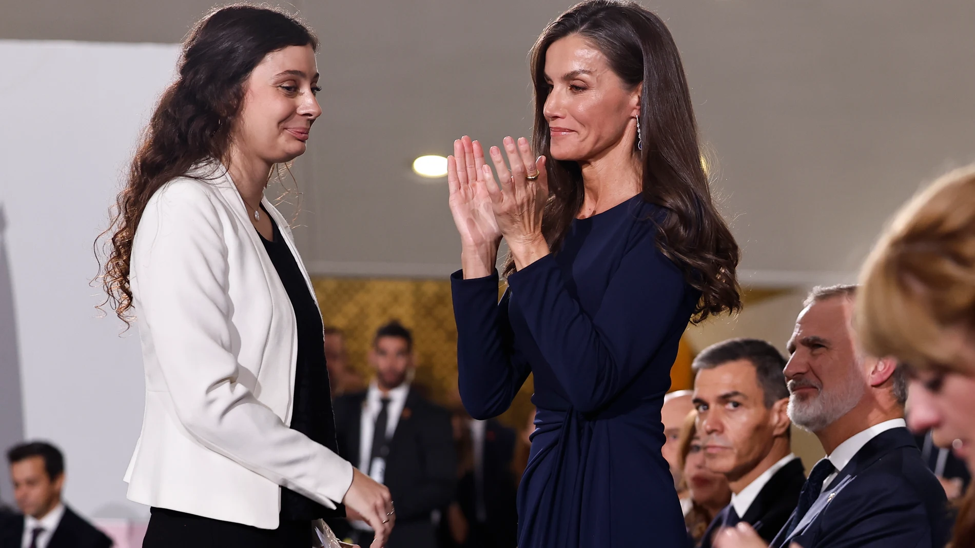 VALENCIA, 29/10/2025.- Andrea Ferrari (i), familiar de víctimas de la tragedia, junto a la reina Letizia (d) tras intervenir en el funeral de Estado por las 237 víctimas de la dana celebrado este miércoles en Valencia con motivo del primer aniversario de la tragedia. EFE/ Ballesteros