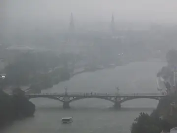 Intensas lluvias activan avisos en Andalucía GRAFAND1428. SEVILLA, 29/10/2025.- Imagen de Sevilla con el Puente de Triana, este miércoles en el que las provincias occidentales de Andalucía están sufriendo las consecuencias de una potente borrasca, especialmente Huelva, donde se ha activado el aviso rojo por riesgo extremo y en algunas comarcas los ciudadanos han recibido una alerta en sus moviles.EFE/ Raúl Caro.