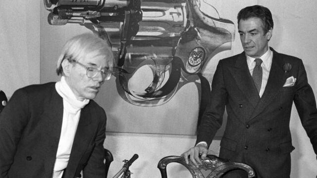 Andy Warhol (izda.) con Fernando Vijande en la inauguración celebrada en enero de 1983 de su exposición "Pistolas, cuchillos y cruces"