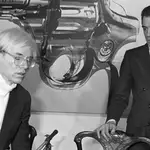 Andy Warhol (izda.) con Fernando Vijande en la inauguración celebrada en enero de 1983 de su exposición "Pistolas, cuchillos y cruces"