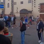 Tensión en Tenerife en el cierre de la gira de Abascal: gritos de "fuera", "fascista", "presidente" y un gesto que incendió las redes