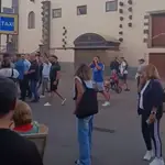 Tensión en Tenerife en el cierre de la gira de Abascal: gritos de "fuera", "fascista", "presidente" y un gesto que incendió las redes