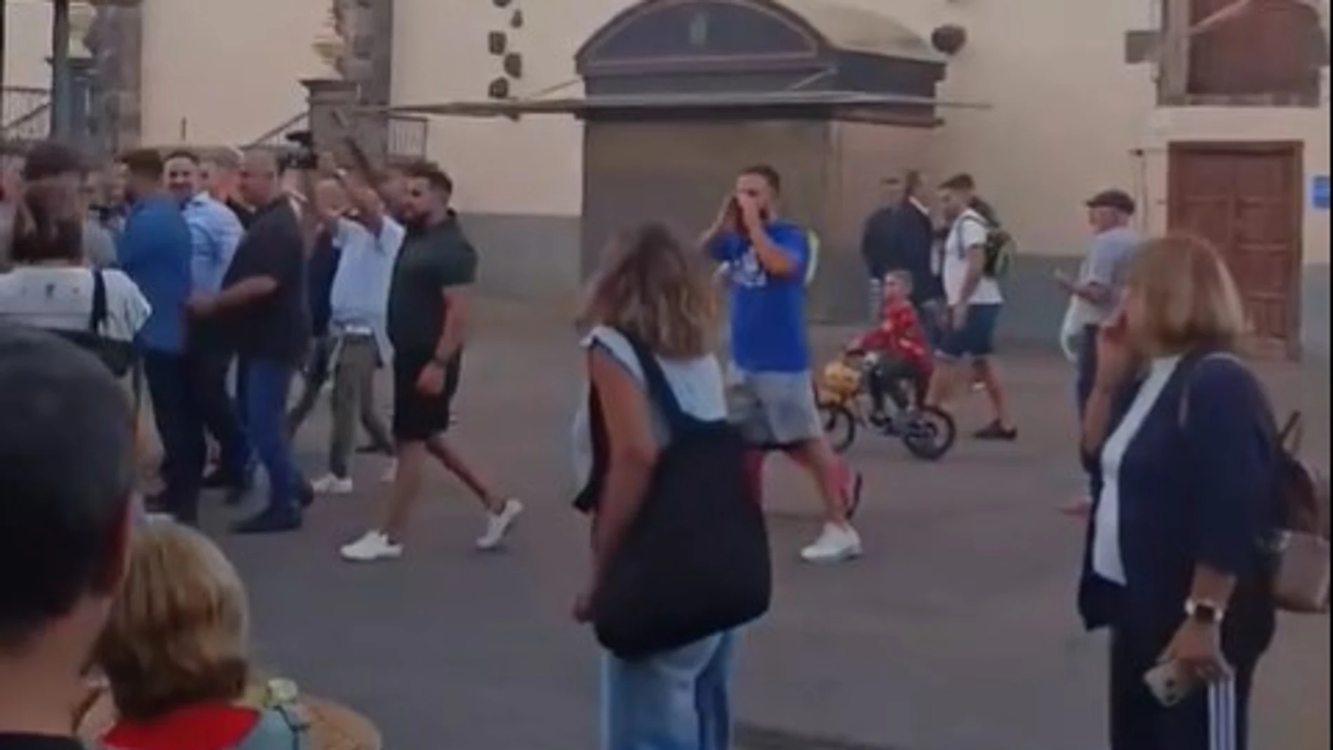 Tensión en Tenerife en el cierre de la gira de Abascal: gritos de "fuera", "fascista", "presidente" y un gesto que incendió las redes