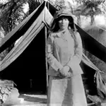Gertrude Bell, delante de una tienda y con vestimenta árabe
