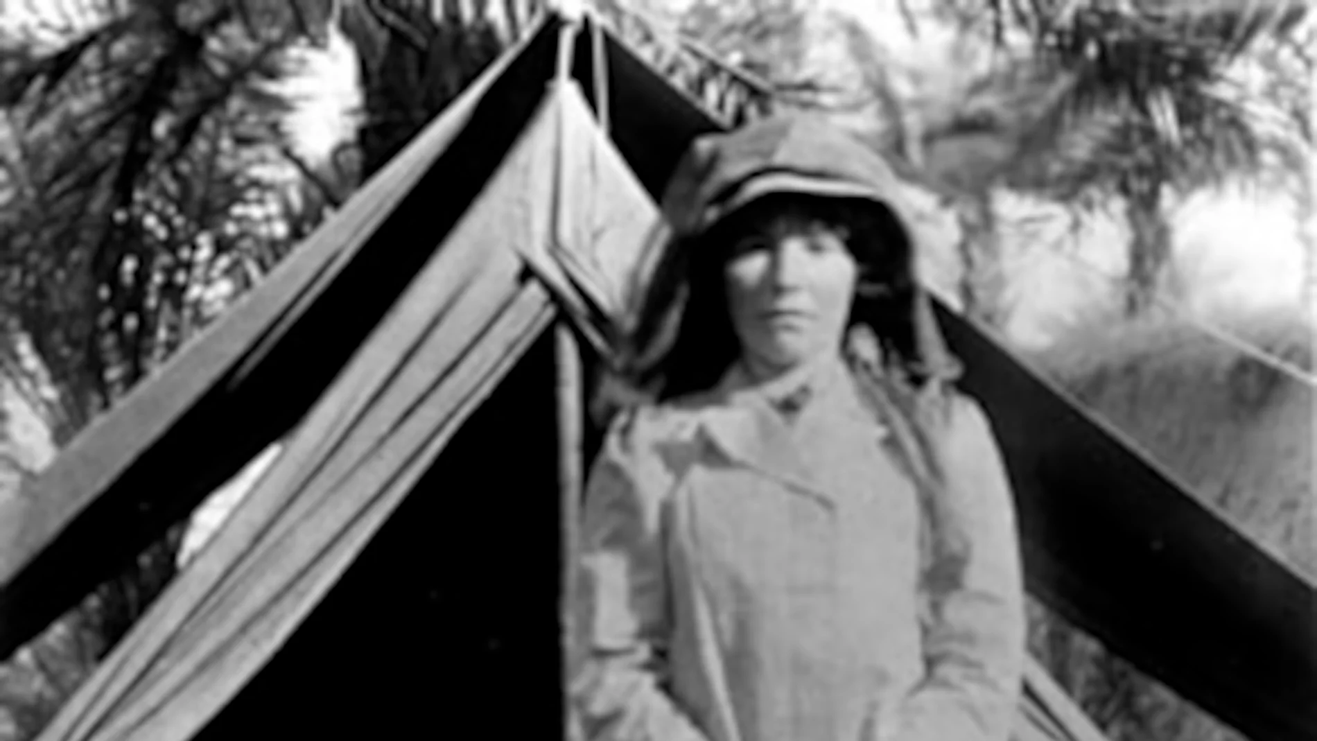 Gertrude Bell, delante de una tienda y con vestimenta árabe