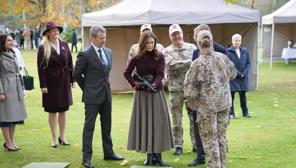 La reina Mary de Dinamarca con una metralleta durante su visita de Estado en Letonia