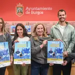 La alcaldesa de Burgos, Cristina Ayala, presenta la Milla Ciudad de Burgos, acompañada por la concejala de Deportes, Carolina Alvarez, y representantes del Club de Atletismo Campos de Castilla.