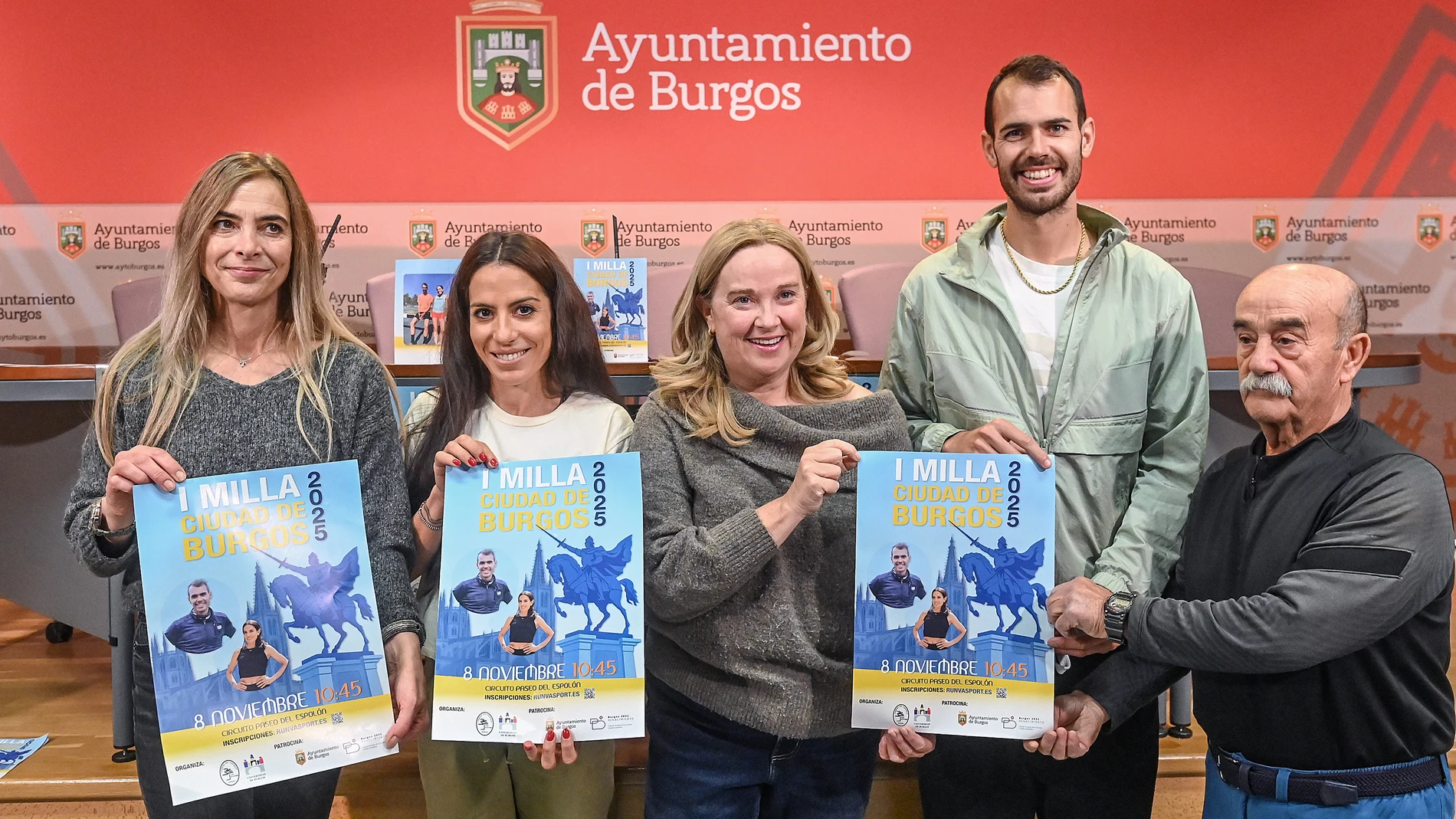 La alcaldesa de Burgos, Cristina Ayala, presenta la Milla Ciudad de Burgos, acompañada por la concejala de Deportes, Carolina Alvarez, y representantes del Club de Atletismo Campos de Castilla.