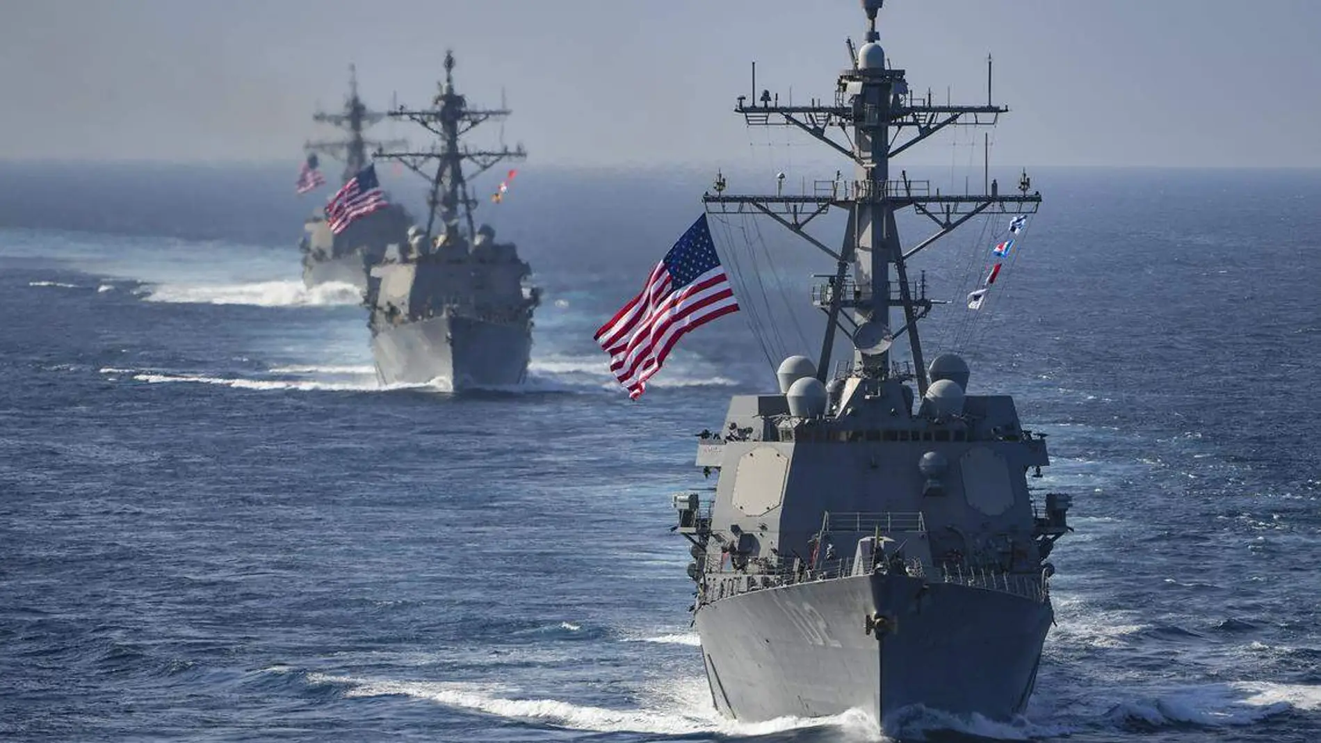 Tres navíos en alta mar con la bandera de Estados Unidos ondeando
