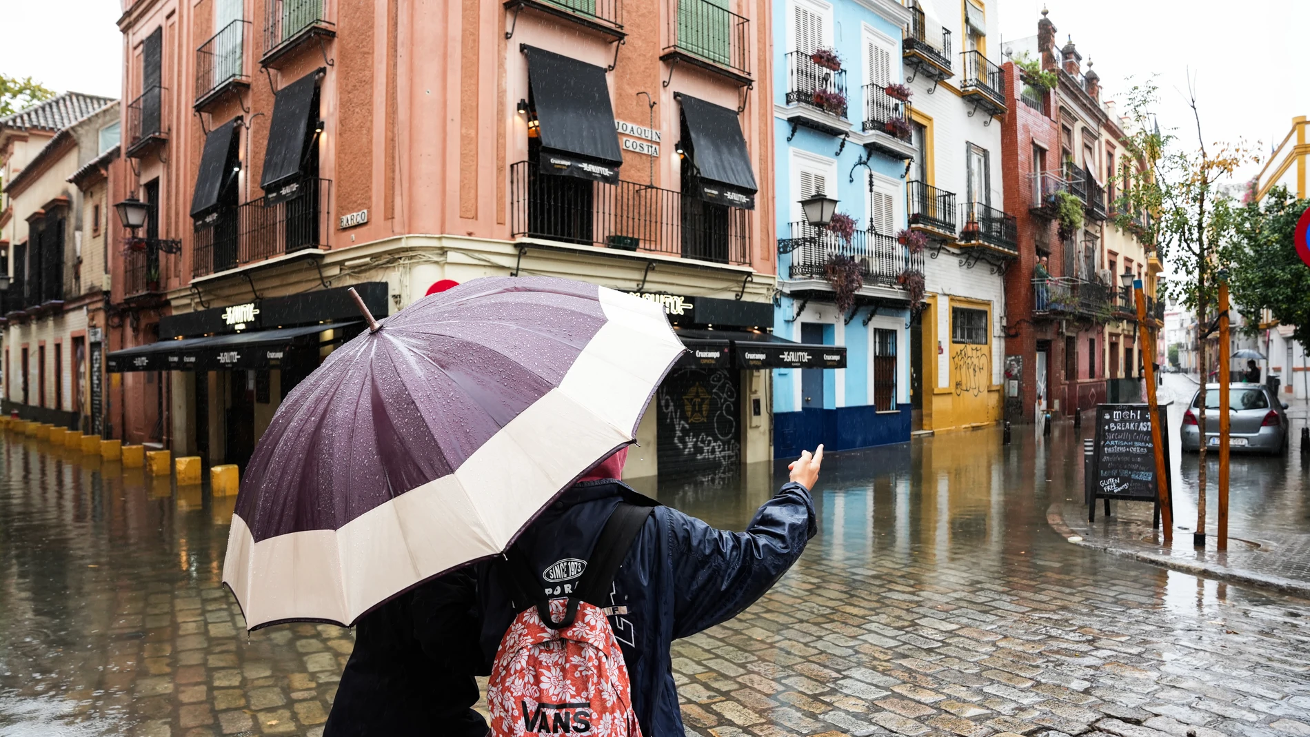 Calles anegadas de agua en Sevilla tras las lluvias torrenciales de ayer
