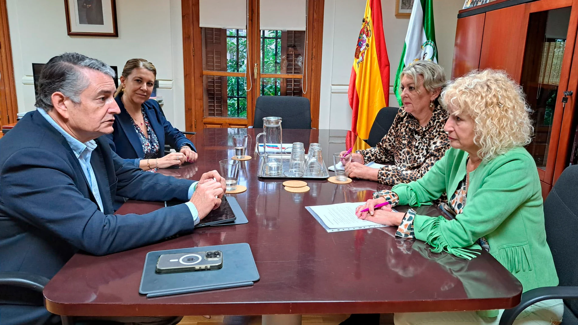 SEVILLA, 29/10/2025.- El consejero de Sanidad, Presidencia y Emergencias, Antonio Sanz (i), ha mantenido hoy miércoles una reunión con representantes de la Asociación de Mujeres con Cáncer de Mama (AMAMA), encabezadas por su presidenta, Ángela Claverol (d), en la sede de la Delegación del Gobierno de la Junta en Sevilla, un encuentro que la Consejería ha calificado de fructífero y con el que se abre una etapa de diálogo y colaboración mutua. EFE/Junta de Andalucía SÓLO USO EDITORIAL, PERMITID...
