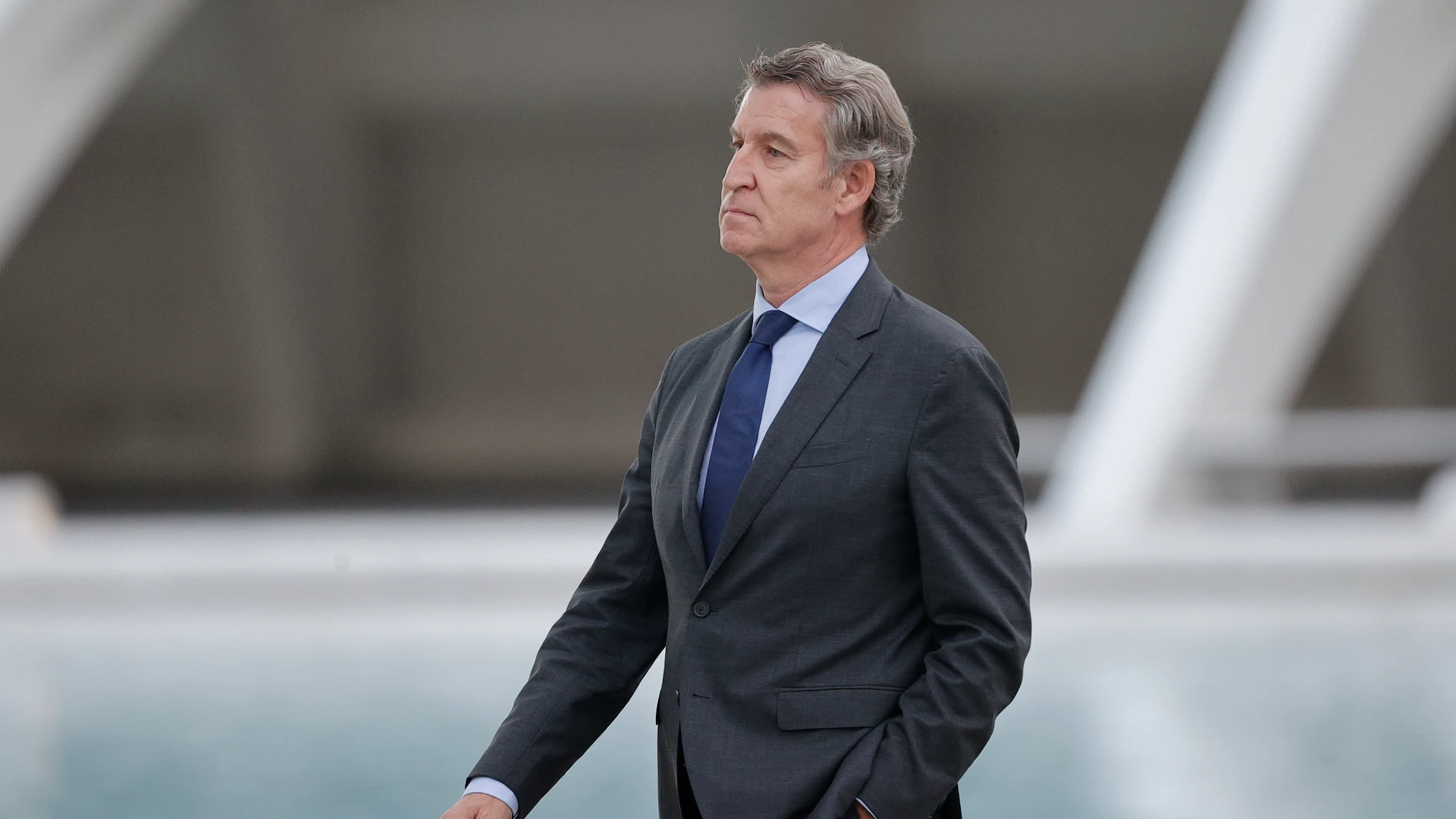 VALENCIA, 29/10/2025.- El presidente del Partido Popular, Alberto Núñez Feijóo, a su llegada al funeral de Estado por las 237 víctimas de la dana celebrado este miércoles en Valencia con motivo del primer aniversario de la tragedia. EFE/ Manuel Bruque