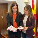 Rocío Lucas junto a Nuria Montserrat en la sede de la consejería de Educación