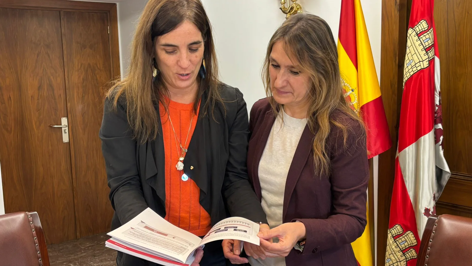 Rocío Lucas junto a Nuria Montserrat en la sede de la consejería de Educación
