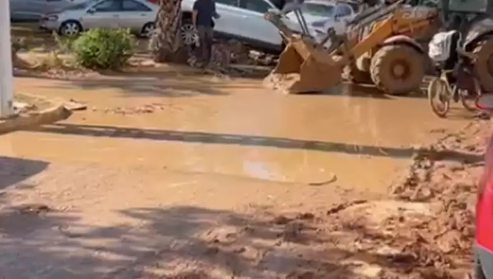 Una calle de Picanya completamente anegada por el barro