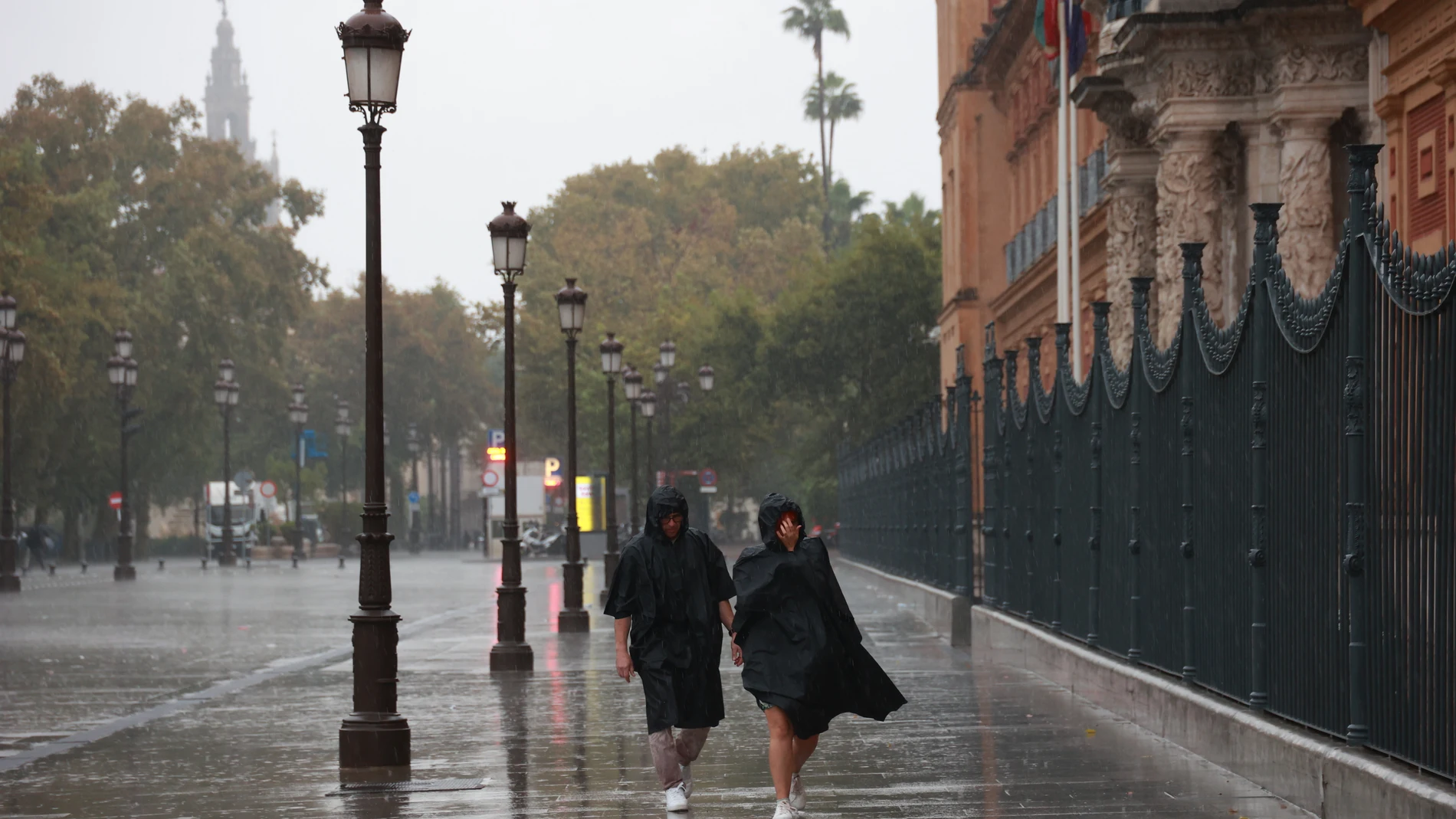 Imágenes de sevillanos refugiándose de las fuertes lluvias precipitadas en la jornada de hoy, 29 de octubre, en la capital hispalense. A 29 de octubre de 2025, en Huelva (Andalucía, España). El consejero de Sanidad, Presidencia y Emergencias de la Junta de Andalucía, Antonio Sanz, ha activado este miércoles la situación operativa 1 del Plan ante el Riesgo de Inundaciones (PERI) en Andalucía tras el aviso de nivel rojo --riesgo extremo-- activado por la Agencia Estatal de Meteorología (Aemet) ...