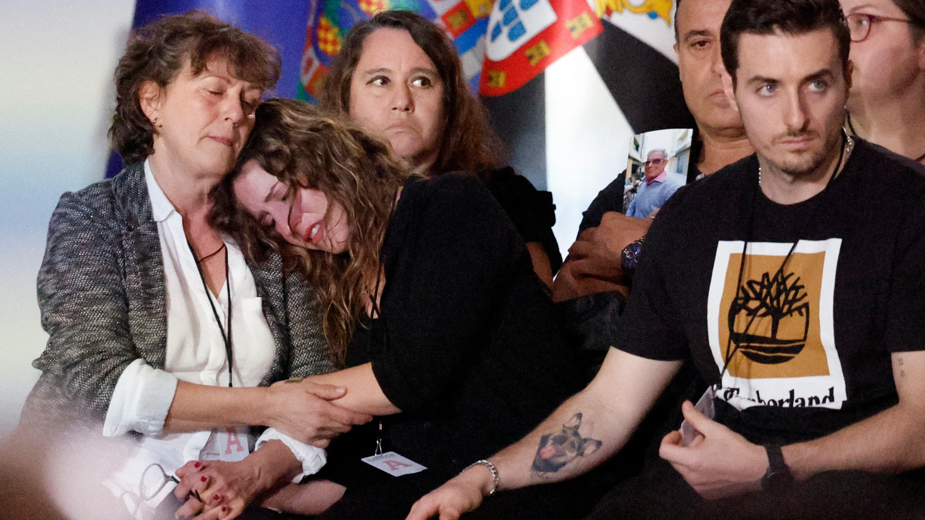 VALENCIA, 29/10/2025.- Familiares de las 237 víctimas de la dana durante el funeral de Estado celebrado este miércoles en Valencia con motivo del primer aniversario de la tragedia, que está presidido por los reyes Felipe y Letizia. EFE/ Kai Forsterling