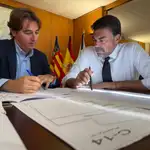 El alcalde de Alicante, Luis Barcala, estudiando hoy el traslado de los servicios municipales ubicados en el edificio del Hotel Palas que será de nuevo la sede de la Cámara de Comercio