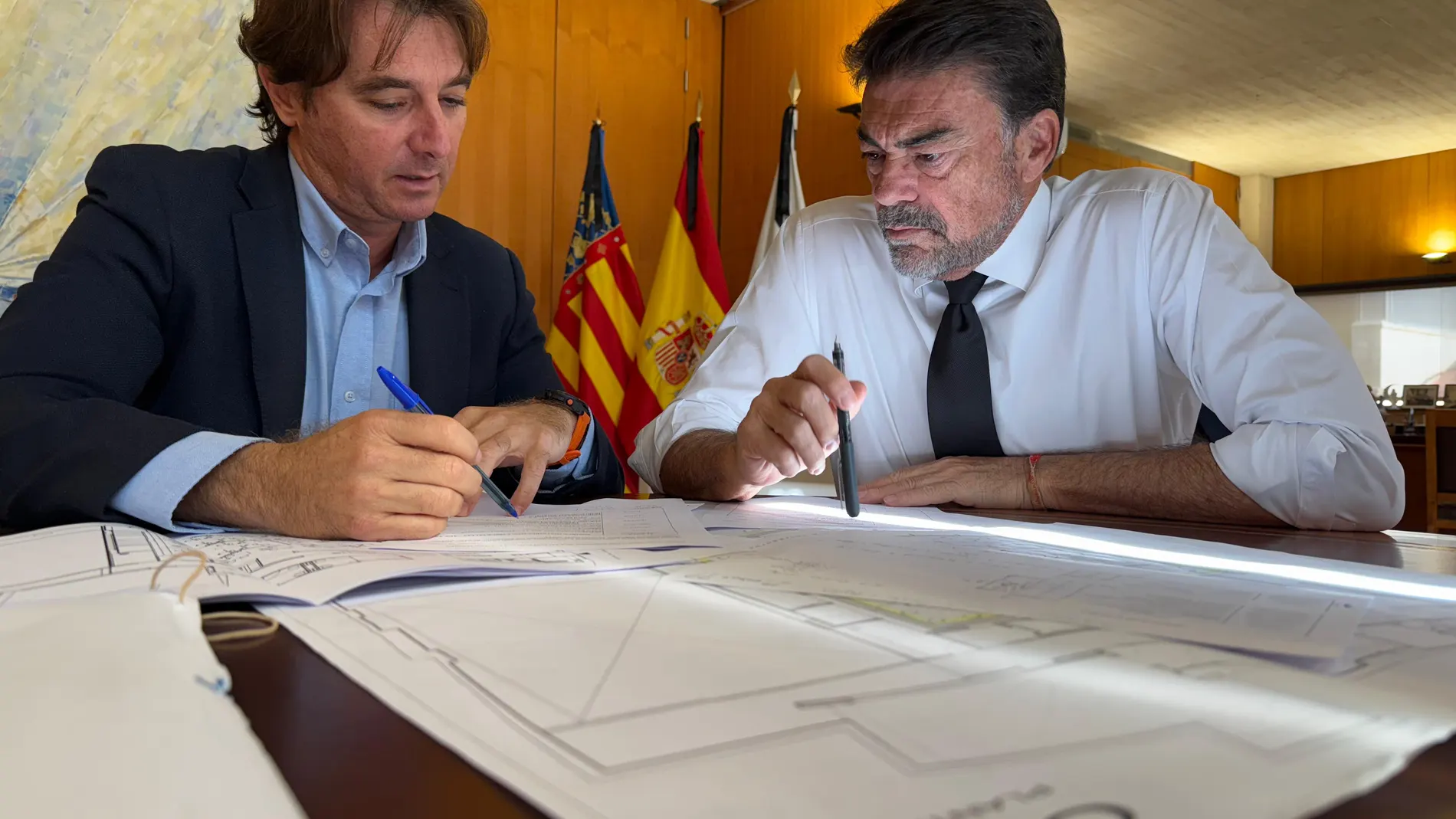 El alcalde de Alicante, Luis Barcala, estudiando hoy el traslado de los servicios municipales ubicados en el edificio del Hotel Palas que será de nuevo la sede de la Cámara de Comercio