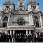 Minuto de silencio en recuerdo a las víctimas de la dana en el Ayuntamiento de Valencia
