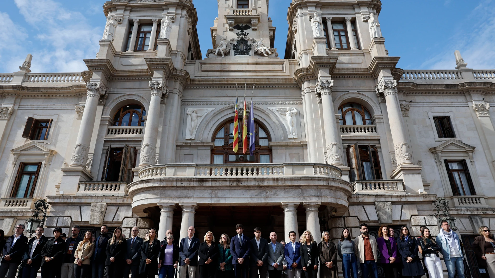 VALENCIA, 29/10/2025.- Minuto de silencio en el Ayuntamiento de Valencia, este miércoles, con motivo del primer aniversario de la dana, este miércoles, en Valencia. EFE/Ana Escobar
