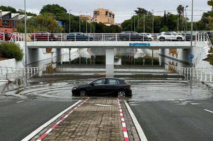 Vista del paso inferior de la calle Alfonso Lasso De la Vega, completamente inundado este miércoles tras las intensas lluvias en la capital sevillana Vista del paso inferior de la calle Alfonso Lasso De la Vega, completamente inundado este miércoles tras las intensas lluvias en la capital sevillana