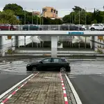 Vista del paso inferior de la calle Alfonso Lasso De la Vega, completamente inundado este miércoles tras las intensas lluvias en la capital sevillana
