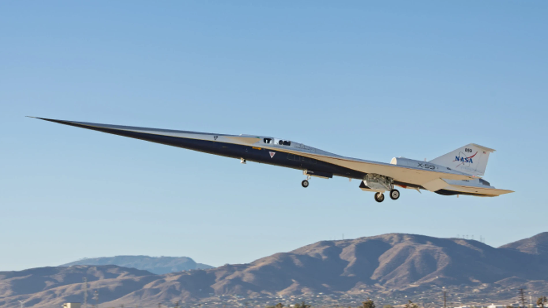 X-59, el avión supersónico experimental de la NASA, realiza su primer vuelo.