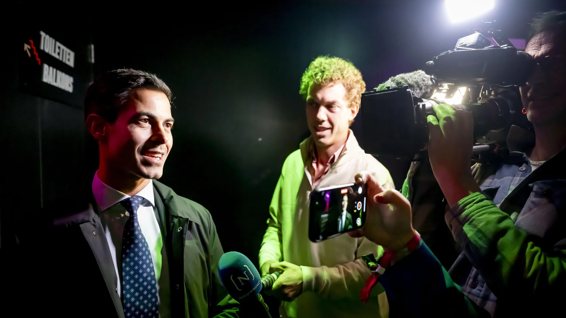 LEIDEN (Netherlands), 29/10/2025.- Leader of the Democrats 66 (D66) party Rob Jetten (L) during the D66 results evening for the House of Representatives elections, in Leiden, the Netherlands, 29 October 2025. The Netherlands is holding an early general election on 29 October, to elect a new House of Representatives. (Elecciones, Países Bajos; Holanda) EFE/EPA/Robin Utrecht