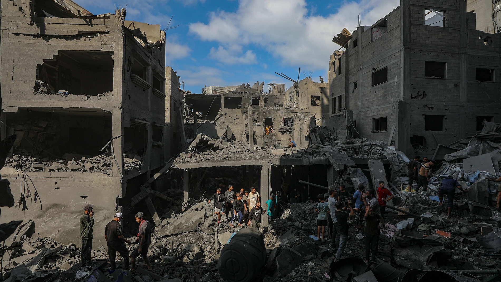 GAZA CITY (---), 29/10/2025.- Palestinians observe the destruction following an Israeli airstrike targeting a residential block in Al Shatea refugee camp in Gaza City, 29 October 2025. According to the Palestinian Ministry of Health in Gaza, at least 110 Palestinians were killed and scores wounded in the latest Israeli air strikes on the Gaza Strip. EFE/EPA/MOHAMMED SABER