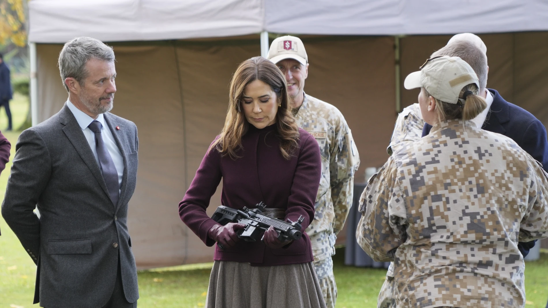 Mary de Dinamarca con una metralleta